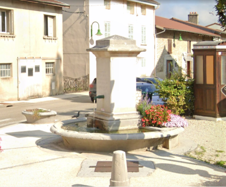 Fontaine de l'église à Jasseron
